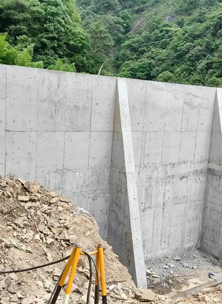 长治郊区重力式挡土墙